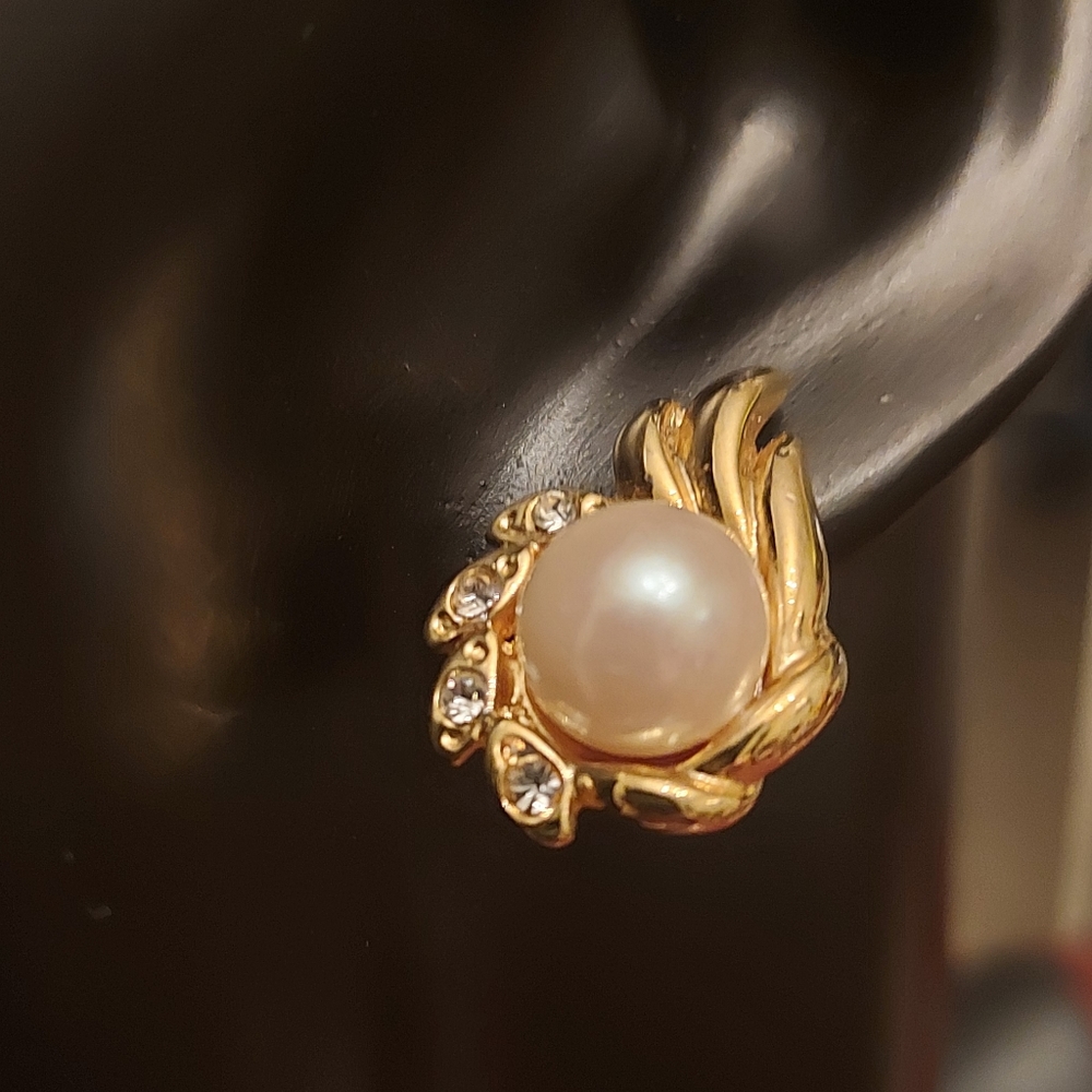 Monet vintage clip on earrings